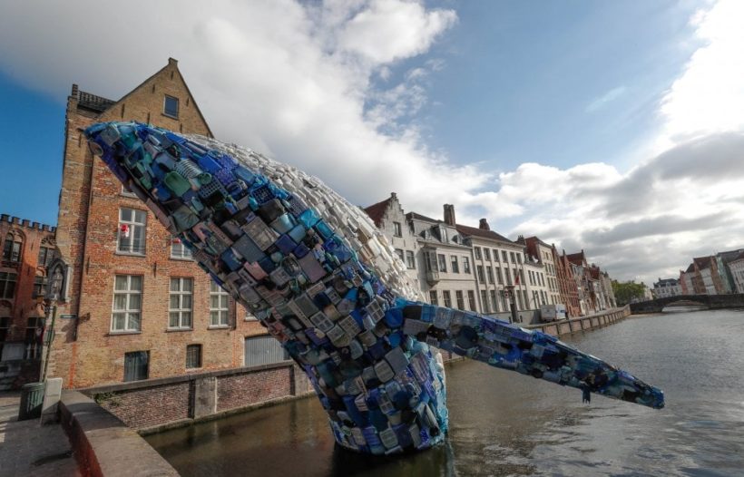 A recycled plastic whale to remember the pollution of the seas