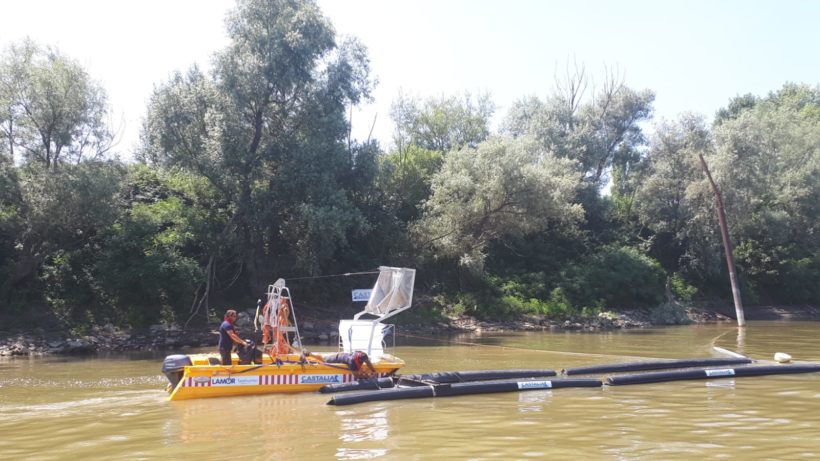 The ‘fishing’ of waste and plastics starts from the Po river