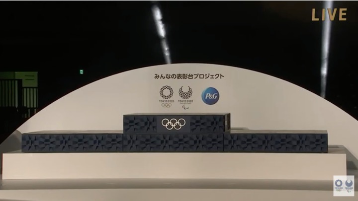 Tokyo 2020 et le podium des jeux olympique en plastique reciclée